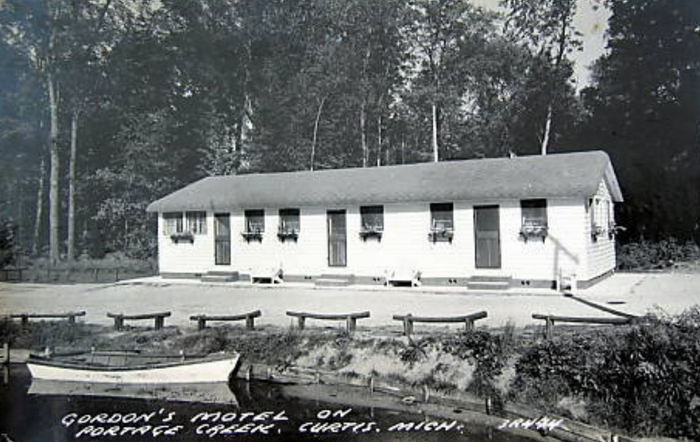 Gordons Resort (Gordons Motel) - Vintage Postcard